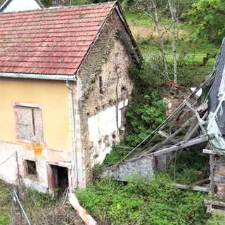 Verlassene und zerfallene Häuser des Staudenhofs in der Eifel.