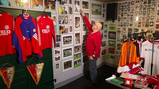 FCK-Fan sammelt seit Jahrzehnten Fußballtrikots und Unterschriften
