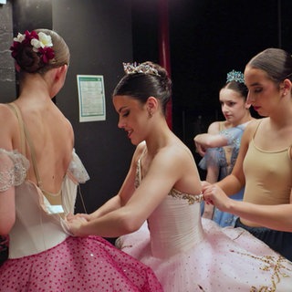 Junge Balletttänzerinnen vor ihrem Auftritt hinter der Bühne