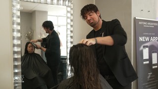 Friseur Antonio Argentiero mit einer Kundin