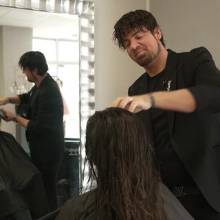 Friseur Antonio Argentiero mit einer Kundin