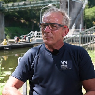 Als der Strom der Schleuse Cramberg ausfällt, muss Christoph Czech improvisieren.