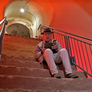 Krimiautor Rainer Sauer liest auf der Treppe zu den Mainzer Unterwelten aus seinem Buch
