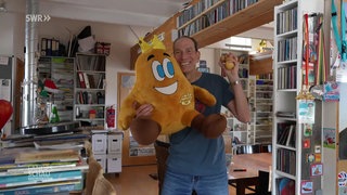 Steffen Boiselle posiert mit einer Plüschkartoffel