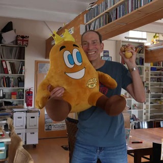 Steffen Boiselle posiert mit einer Plüschkartoffel