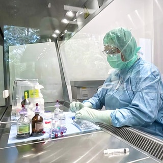 Im Reinraum werden Zytostatika-Zubereitungen für Chemo-Patienten hergestellt.