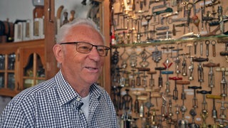 Winzer Lothar Kreutz vor seiner Korkenziehersammlung
