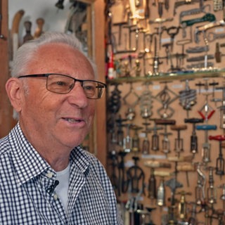 Winzer Lothar Kreutz vor seiner Korkenziehersammlung