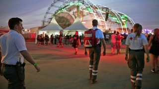 Sanitäter laufen übers Gelände des Nature One-Festivals