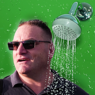 Trucker unter der Dusche auf dem Rasthof Waldlaubersheim (Montage)
