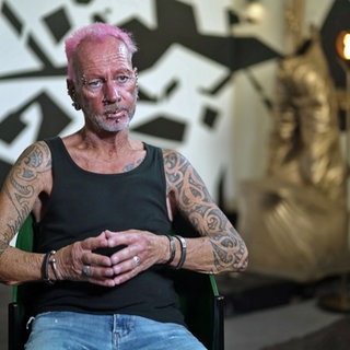 Streetworker Ralf Blümlein stellt seine Kunst in der Binger Tafel aus