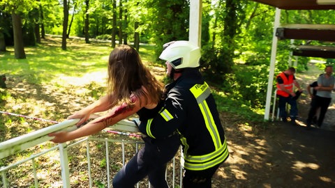 Statisten wie Rebecca spielen ihre Rolle bei der Katastrophenschutz-Übung überzeugend.