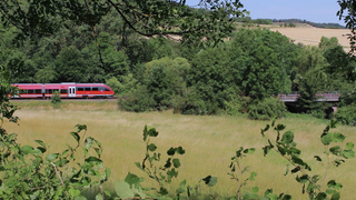 Ein Zug fährt durch eine Landschaft.