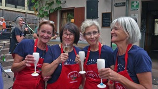 Das Kiesbuckelteam um Isolde Schall (2. v. r.) stoßt auf den Erfolg an
