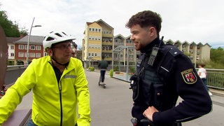 Berufsschullehrer Frank Brandes verlieh sein E-Bike an Polizisit Jannik Backes.
