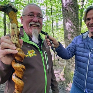 Jörg Haßling von den Wanderfreunden Steckeschlääfer (l.) und SWR-Reporter Marius Zimmermann