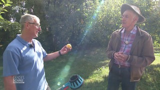 Wetterreporter markus Bundt und Hans Faus am Äpfelernten