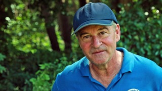Naturschützer Jürgen Hess im Auwald am Guldenbach