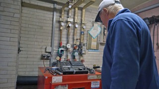 Heizöl-Kunde Otto Krupinski schaut auf seinen leeren Tank