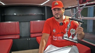 Lorenzo Parotta aus Ludwigshafen hält die Trophäe des Weltmeisters im Pizzabacken in Händen
