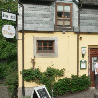 Menschen stehen vor der Dorfkneipe "Stierstall" in Idar-Oberstein