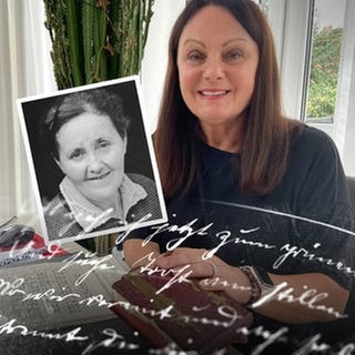 Ulrike Conrad-Giel transkribiert Gedichte ihrer Großtante, die in Sütterlin geschrieben sind