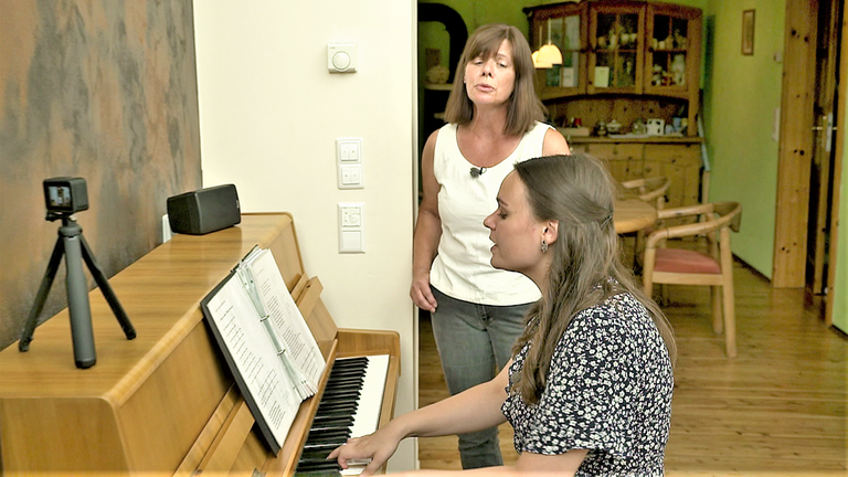 Kröv Singen mit ihrer Mutter