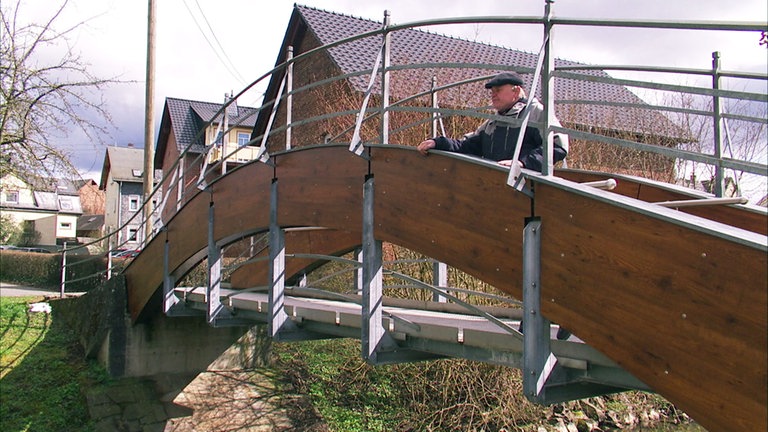 Miehlen - Ein Mann auf der Brücke
