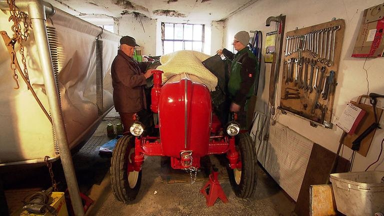 Erich und Andreas Billen mit einem Porsche-Traktor