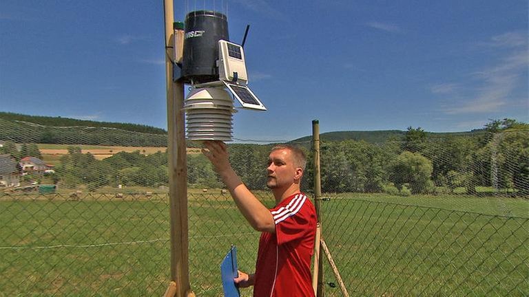 Daniel Fries an seiner Wetterstation