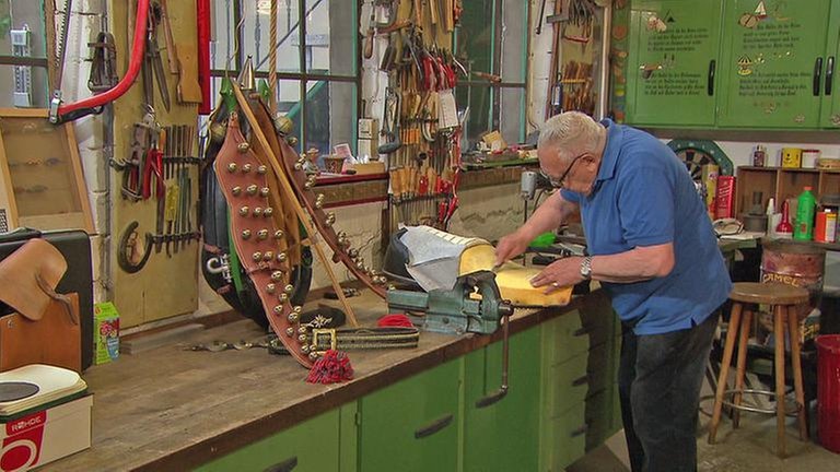 Sattler in der Werkstatt