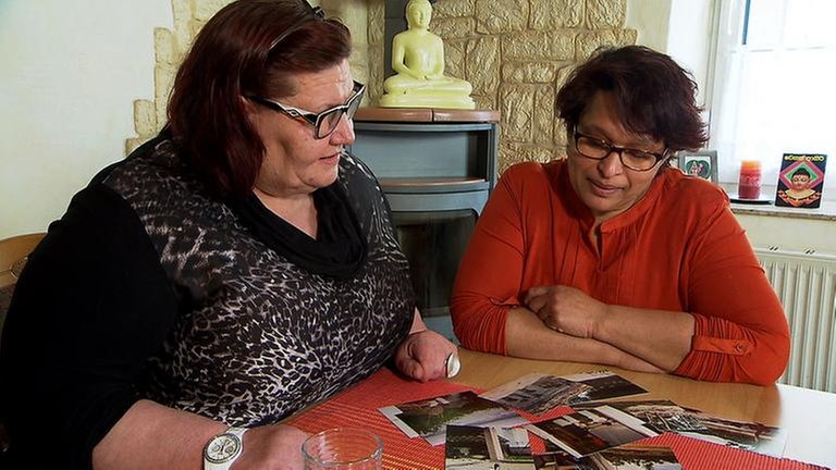 Roshani Gollnick mit einer Freundin.