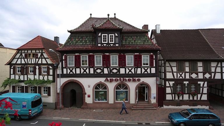 Apotheke in einem Fachwerkhaus.