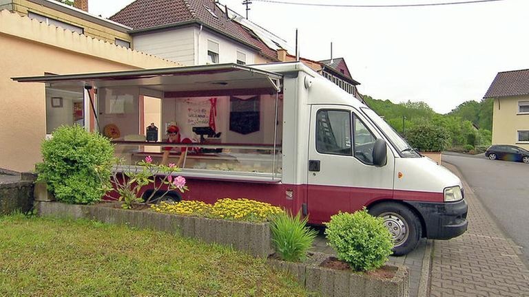 Stefan Riedel und seine Frau Sonja bestücken den Wagen für den Wochenmarkt