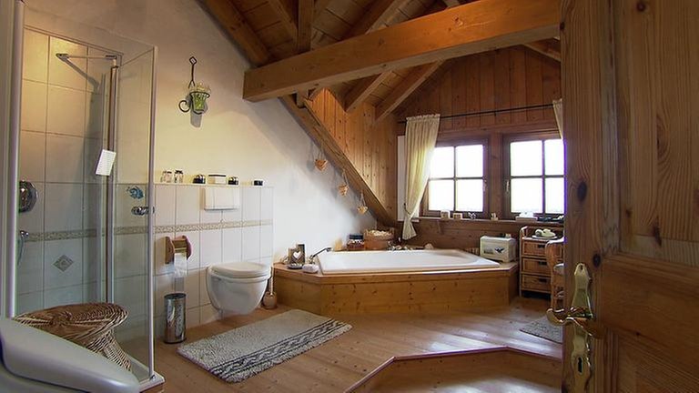Badezimmer mit viel Holz
