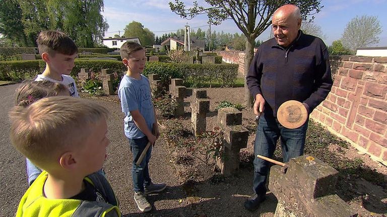 Hosten - Steinmetz mit Kindergruppe