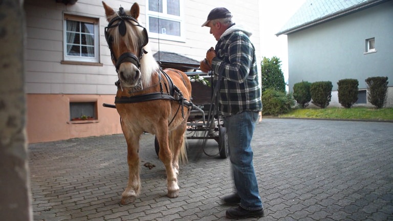 Hierzuland Hommerdingen, Mann mit Kutsche
