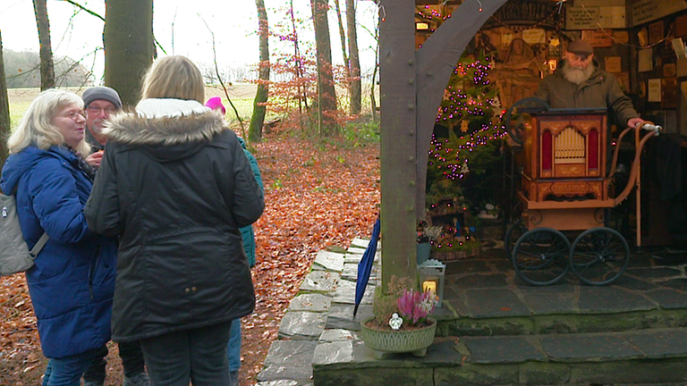 Anwohner an der Kapelle Marienau