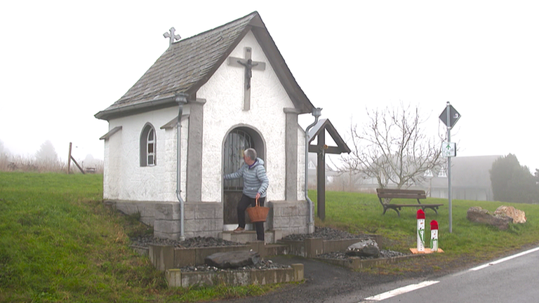 Sieglinde Nörling vor der Theresienkapelle