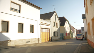 Die Schlossstraße in Lörzweiler.