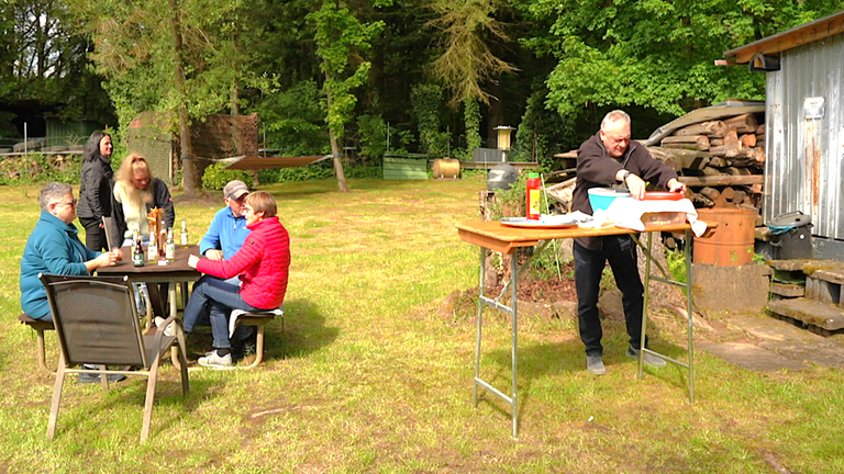 Nachbarn grillen gemeinsam