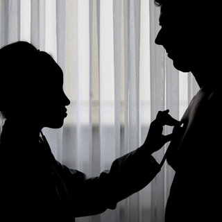 Ärztin hört Patienten mit Stetoskop ab - Eisenmangel könnte in Zusammenhang mit Herzkrankeiten stehen