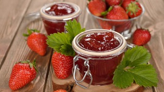 Kalt gerührte Erdbeermarmelade im Glas