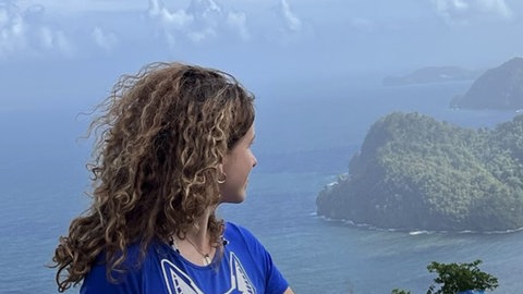 junge Frau, die zufällig das Familiengeheimnis aufdeckt, Kind einer Samenspende zu sein