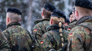 Bundeswehrtrupp von hinten