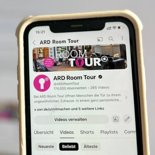 Handy mit YouTube Kanal von ARD Room Tour