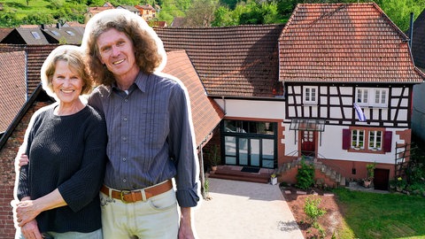 Regina und Ralf verlieben sich in ein altes Landhaus. Der Zustand scheint tadellos, doch dann der Schock...
