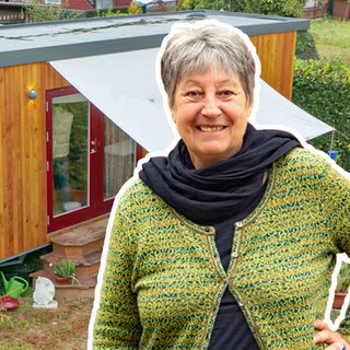 Gudrun vor ihrem Tiny House in Waldbronn