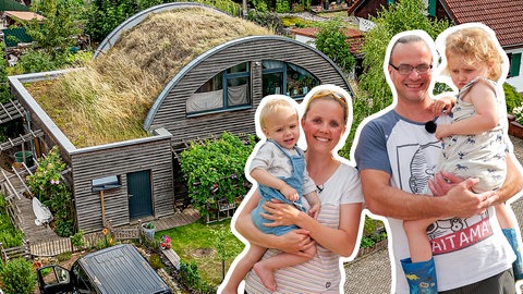 Familie wohnt in einem Erdhügelhaus 