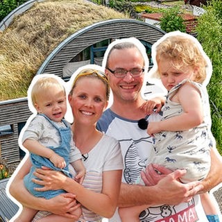 Familie wohnt in einem Erdhügelhaus 
